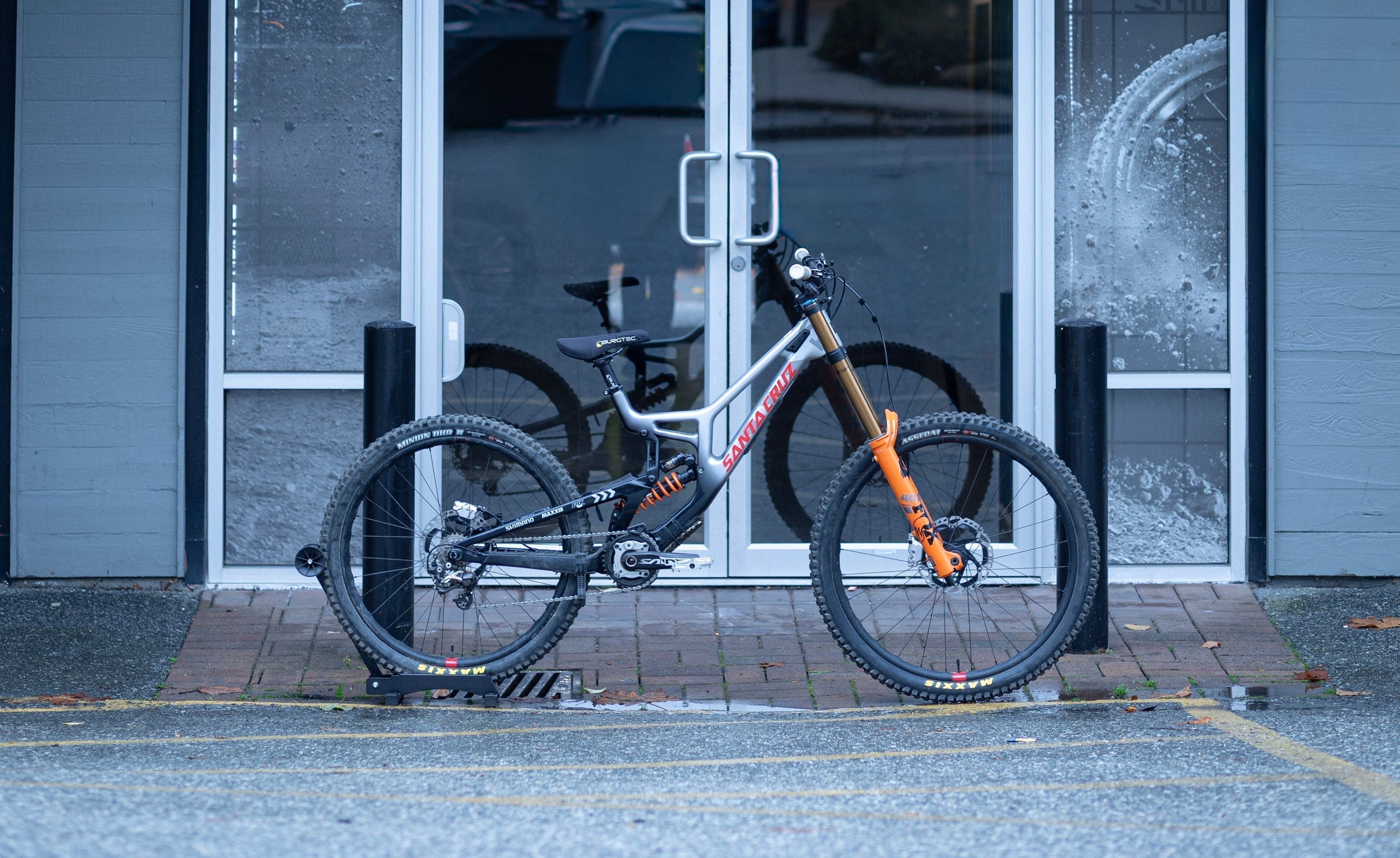 Bike Check: Jackson Goldstone World Cup V10 – Steed Cycles